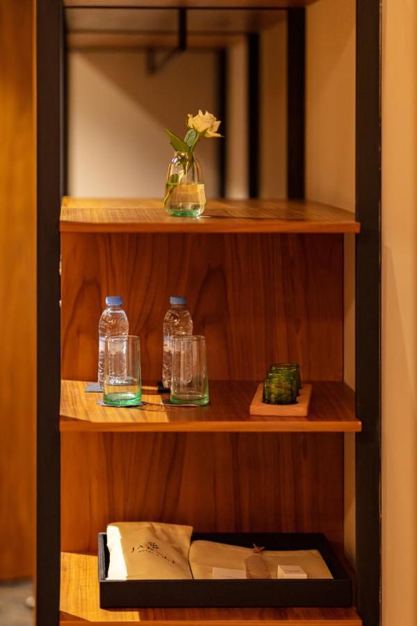Hotel Jadali & Spa Marrakesh Exterior foto Bottled water in a hotel room
